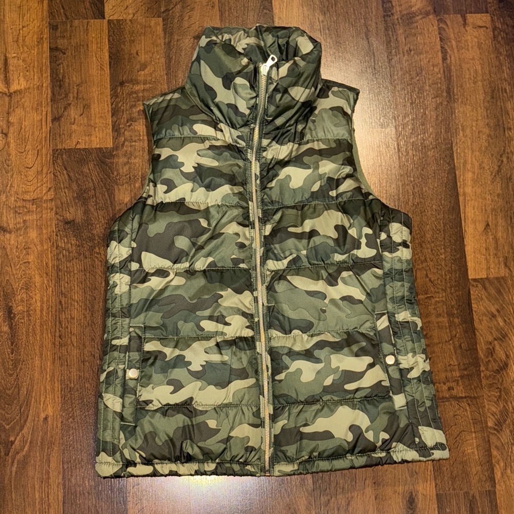 Old Navy Camouflage Women’s Puffer Vest (size MED)
